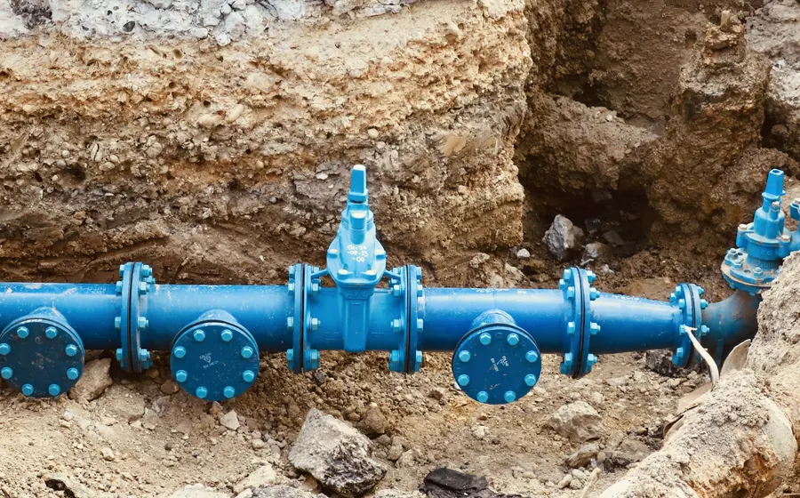Cañería azul de agua potable descubierta en una excavación